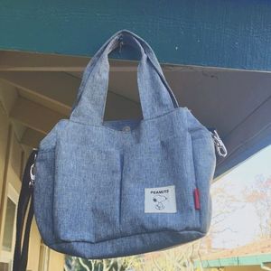 Grey peanut bag with nice orgnier